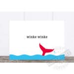Einzigartiger roter Waleffekt mit Wasser und Text "winke winke" auf weißem Hintergrund, kreative Gru.