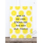 Inspirierendes Tuch mit Zitronenmotiv und Lebensmotto in Schwarz.