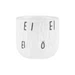Höhlenförmiger Keramikbecher mit embossed Text in Schwarz und Weiß, modernes Design, ideal für Kaffe.