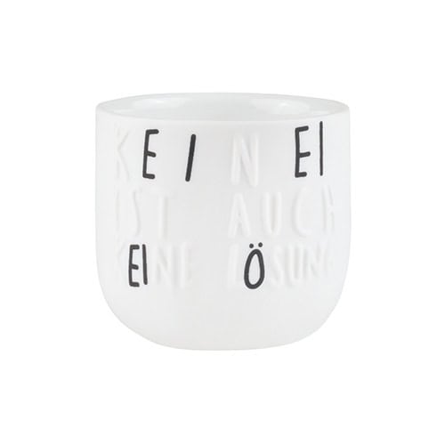 Höhlenförmiger Keramikbecher mit embossed Text in Schwarz und Weiß, modernes Design, ideal für Kaffe.