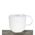 Platzhalter für eine weiße Kaffeetasse mit Markenname im Inneren, auf Holztisch.