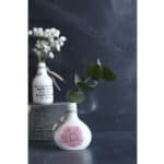 Blumen in weißen Vasen mit Herz-Design, dekorativ und stilvoll, für Zuhause oder Geschenk.