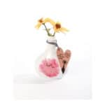 Blumen in Vase mit Herzdeko und handgeschriebenem Text, dekoratives Stillleben.