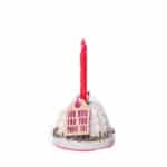 Kerzenständer mit rosa Kerze und Geschenk-Tag, ideal für Geburtstagsdekorationen.