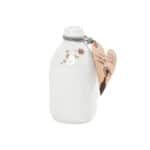 Hochwertige weiße Keramikvase mit dekorativem Anhänger, ideal für Blumen und Dekorationen.