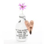 Einzigartige Vase mit Blume und Herzanhänger, kreative Dekoration für Zuhause.