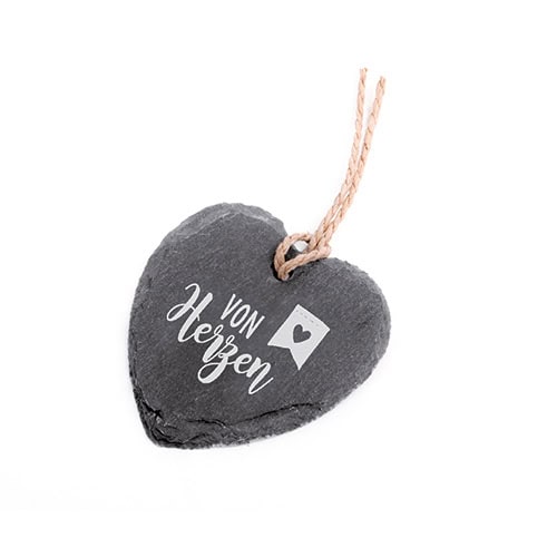 Herzförmiger Stein mit "Y von Herzen" Aufschrift und Herzsymbol, an Schnur aufgehängt.