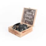 Kleine Schieferherzen als liebevolle Geschenke in Holzbox, personalisiert und dekorativ. Perfekt für.