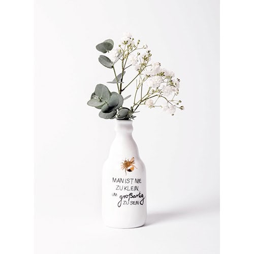 Blumen in weißer Vase mit Spruch, minimalistische Dekoration, nachhaltige Wohnaccessoires, Geschenki.