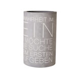Wahrheit im Zylinder mit weißen Schriftzügen auf grauem Hintergrund, modernes Design.