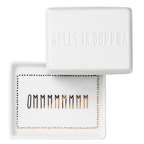 Feuerzeug mit "OMMM" und "AILES IN BUDDHA" Schriftzug, minimalistisches Design, spirituelle Symbole,.