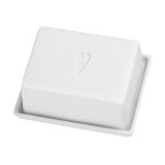 Weiche Seife in weißer Seifenschale mit Herzgravur, ideal für Badezimmer und Handpflege.