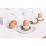 Frisches Ei in Eierhalter auf weißem Teller, Küchenzubehör, Frühstück, Eier, Eierhaltung, Küchenacce.