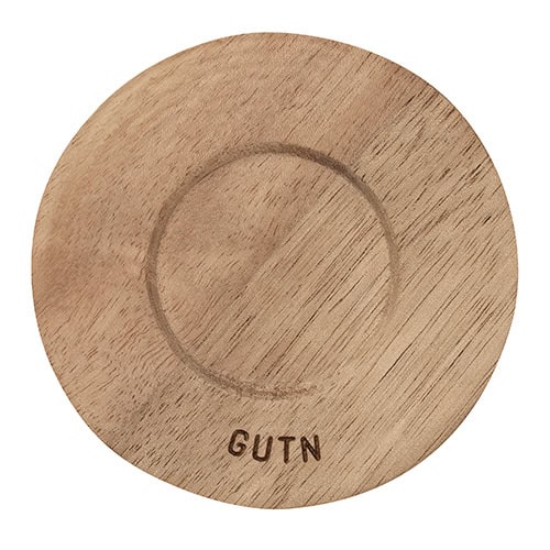 Hölzerner Untersetzer mit "GUTN" Gravur, nachhaltiges Design, umweltfreundlich und stilvoll.