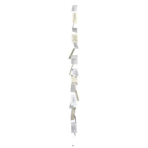 Längere Kette aus Papiernotizen mit handgeschriebenen und gedruckten Texten.