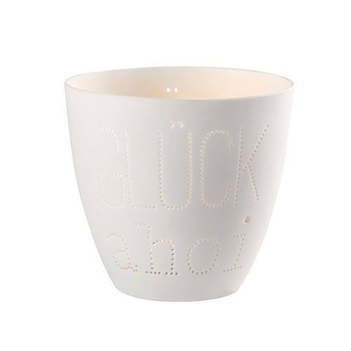 Weißer Keramik-Blumentopf mit "Glück" Schriftzug, dekoratives Design.
