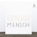 Genuss Mensch Schriftzug auf weißer Wand, kreative Wandkunst, inspirierende Dekoration, modernes Des.