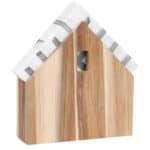 Ein Holzbriefkasten mit Briefumschlägen, dekoratives Design für den Eingangsbereich.