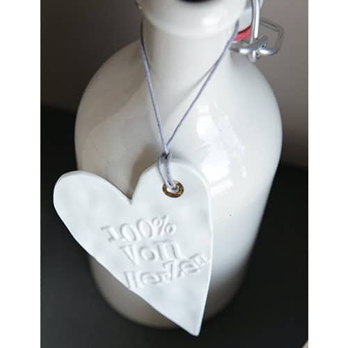Hochwertige weiße Keramikflasche mit Herzanhänger, ideal für Dekoration und Geschenke.