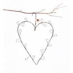 Herzförmige Dekoration aus Draht und Zweig, romantisch und handgemacht, ideal für Valentinstag oder.