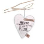 Herzanhänger mit inspirierendem Spruch, dekorativ und liebevoll gestaltet.