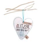 Herzanhänger mit "Glitzer über mein Haupt" Aufschrift, dekorativ und handgemacht.