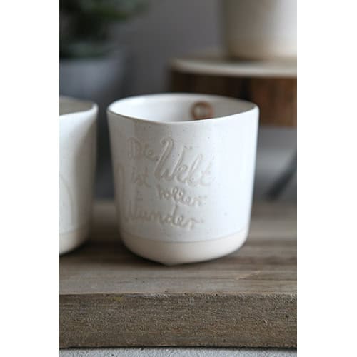 Hochwertige weiße Keramik-Tasse mit eingraviertem Spruch, ideal für Kaffee oder Tee.