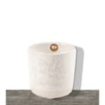 Hochwertige weiße Keramik-Tasse mit goldener Wappen-Emblem und inspirierendem Spruch, ideal für Kaff.
