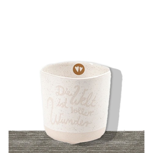 Hochwertige weiße Keramik-Tasse mit goldener Wappen-Emblem und inspirierendem Spruch, ideal für Kaff.