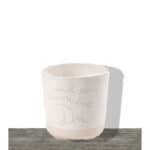 Hochwertige weiße Keramik-Tasse mit handgeschriebenem Spruch, ideal für Kaffee oder Tee.