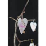 Herzanhänger mit Liebesbotschaft an einem Zweig, romantische Dekoration, Valentinstag, Liebe, Gesche.