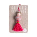 Häkelnäherung mit süßer Puppenanhänger, pinke Quaste und Holzfigur, ideal für Schlüsselanhänger oder.