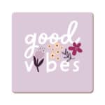 Positiv gestalt mit Blumen und "good vibes" Schriftzug, modernes Design, ideal für positive Botschaf.