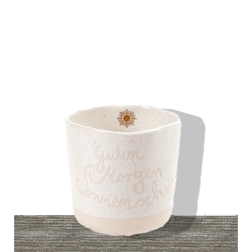 Hochwertige weiße Keramiktasse mit Sonnenmotiv und handgeschriebenem Text, ideal für Kaffee oder Tee.