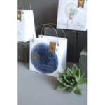 Hochwertige Geschenktasche mit Wunschmotiv und Goldakzenten, ideal für besondere Anlässe.