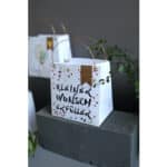 Kleiner Wunsch erfüllt Geschenkbox mit bunten Konfetti und Aufschrift in Deutsch.