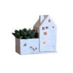Blumenampel mit Haus-Design und Sukkulente, dekoratives Wohnaccessoire in Weiß.