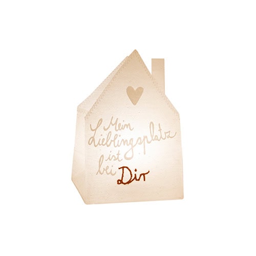 Häuserförmiges Dekor mit Herz und handgeschriebenem Text in Beige und Braun.