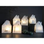 Häuser aus Papier mit Lichter, Weihnachtsdeko, stimmungsvolle Beleuchtung, festliche Atmosphäre, kre.