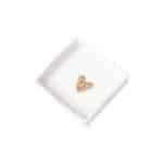 Herzförmiger Goldschmuck auf weißer Schale, elegantes Schmuckstück, Geschenkidee, hochwertiges Acces.