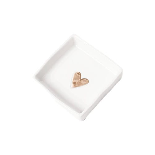 Herzförmiger Goldschmuck auf weißer Schale, elegantes Schmuckstück, Geschenkidee, hochwertiges Acces.