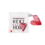 Herzförmiger Schlüsselanhänger mit rotem Stoffherz und Text "Hosentaschen Herz" auf weißem Hintergru.