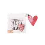 Herzanhänger aus Stoff und Papier, ideal für Geschenke und Dekorationen.