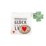 Hübscher Glücksstein mit rotem Herz und bunten Glitzer, ideal als Glücksbringer oder Geschenk.