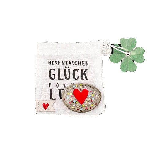 Hübscher Glücksstein mit rotem Herz und bunten Glitzer, ideal als Glücksbringer oder Geschenk.