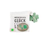 Glückskleeblatt auf Stein mit Glückssack und vierblättrigem Kleeblatt, Glücksbringer, St. Patrick's.