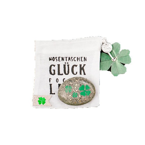Glückskleeblatt auf Stein mit Glückssack und vierblättrigem Kleeblatt, Glücksbringer, St. Patrick's.
