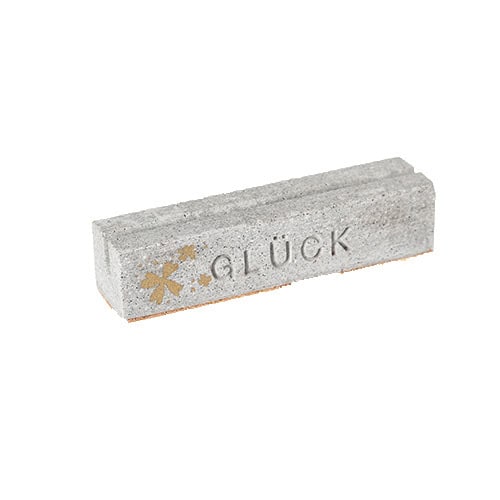 Glück Stein mit vierblättrigem Kleeblatt, symbolisiert Glück und Erfolg.