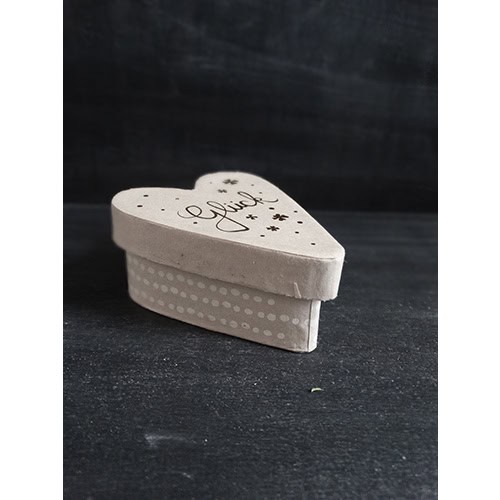 Ein Herzförmiges Geschenk mit "Glück" Schriftzug und Sternen, ideal für besondere Anlässe.