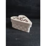 Herzförmige Geschenkbox mit "Ewige Liebe" Aufschrift, ideal für romantische Anlässe.